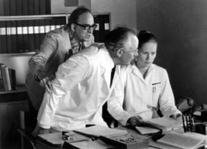 Photograph of Bergman directing two actors portraying psychiatrists