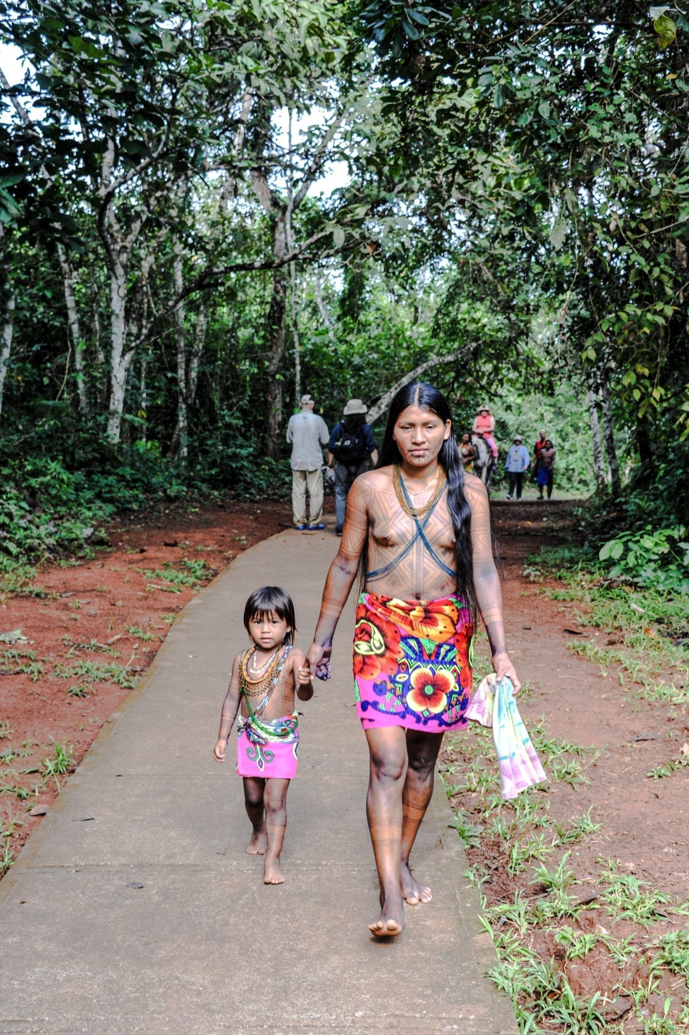 Mother and child of the Emberá tribe 